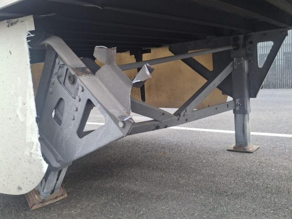 trailer repair on damaged landing gear.